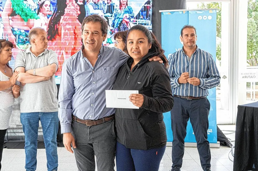 El Municipio entregó aportes a las murgas comodorenses que participarán de los carnavales 2023