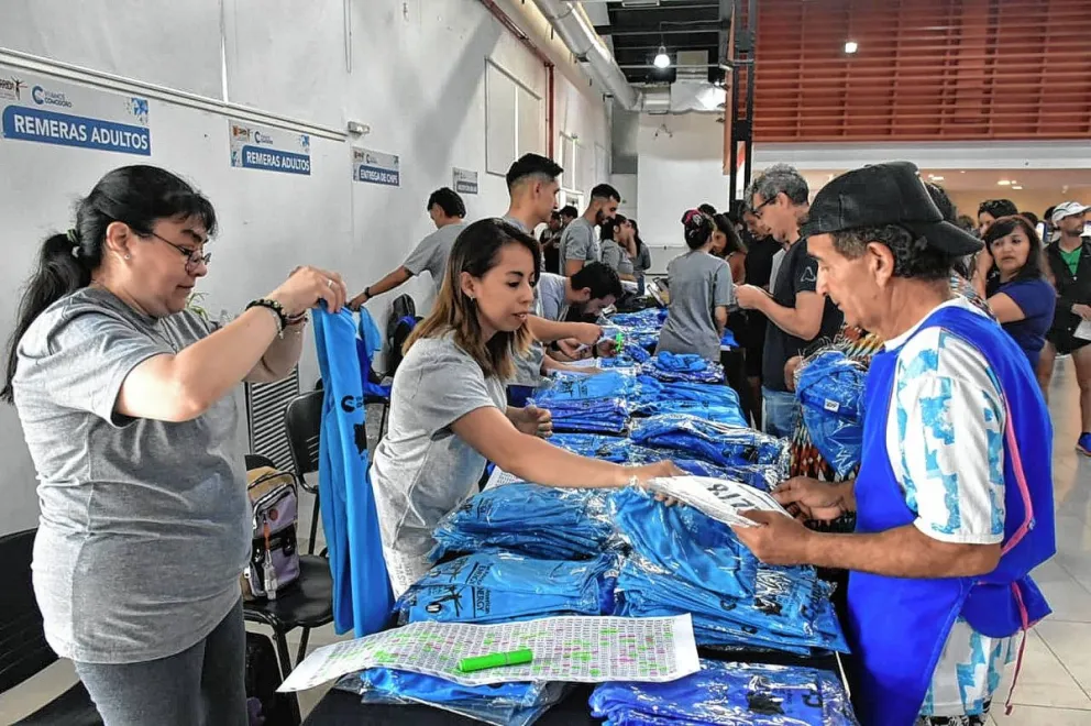 Comodoro Deportes hizo la entrega de kits a los corredores