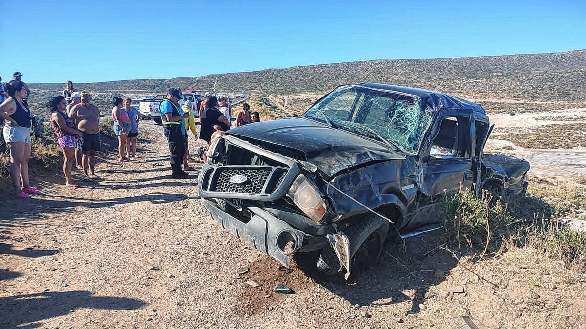 Familia comodorense lesionada en choque seguido de vuelco en la “Bajada de los palitos”