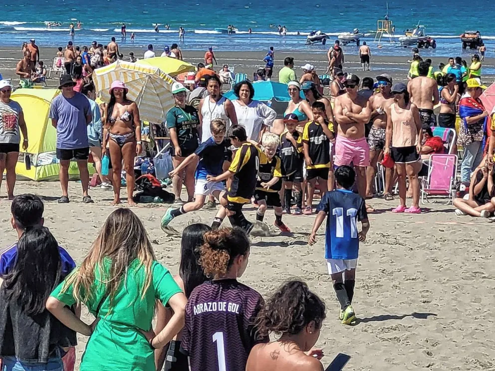 Hubo 60 equipos inscriptos en la XIV edición del torneo de fútbol playero 2023 en Rada Tilly