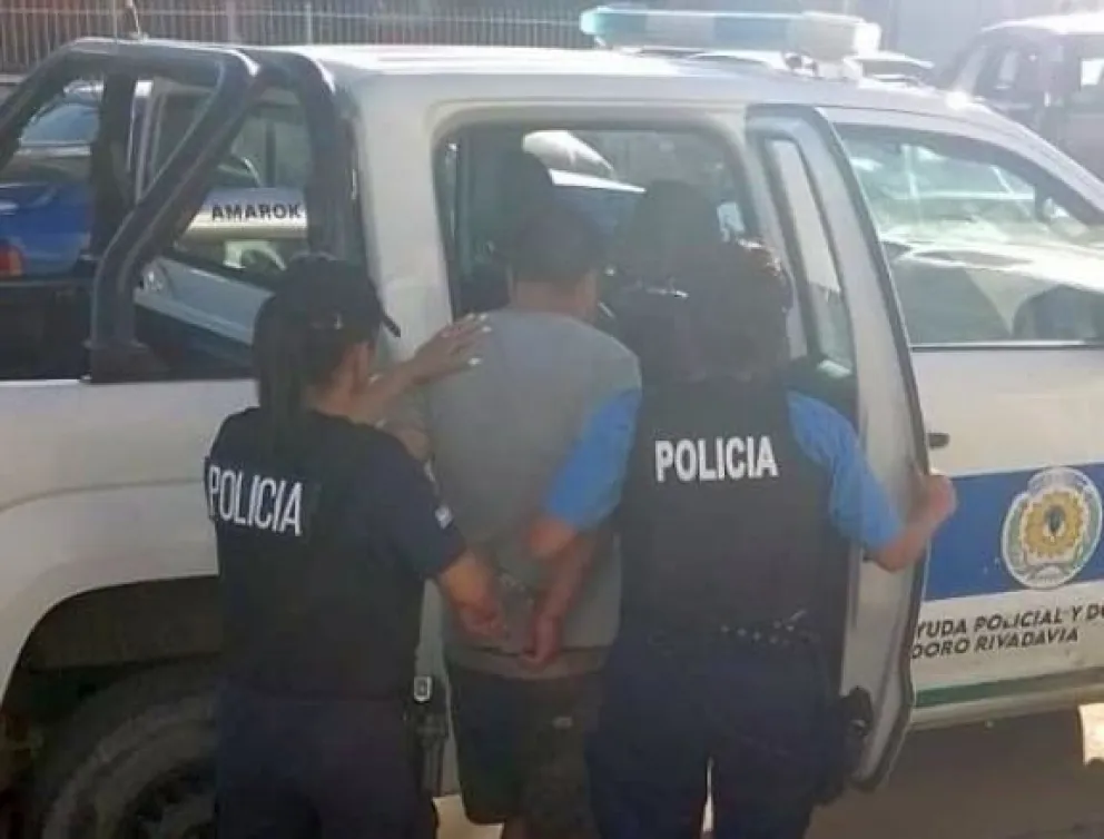 Un inspector de tránsito persiguió y atrapó a un sujeto que golpeaba a su pareja 