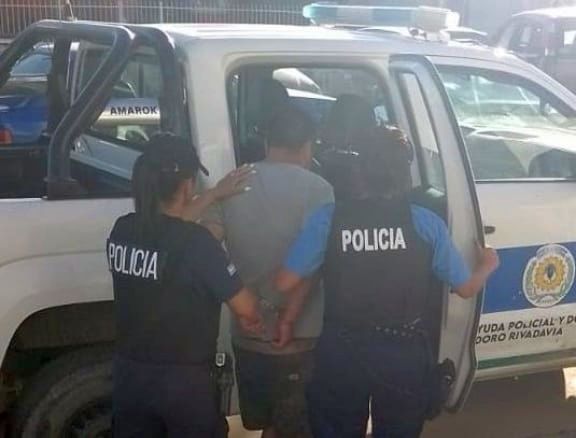 Un inspector de tránsito persiguió y atrapó a un sujeto que golpeaba a su pareja 