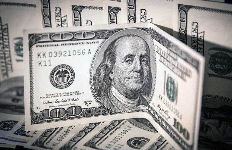 El dólar blue y las cotizaciones financieras iniciaron la semana en baja