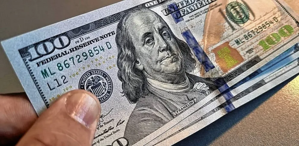 El dólar inició la semana en alza y cerró a $386