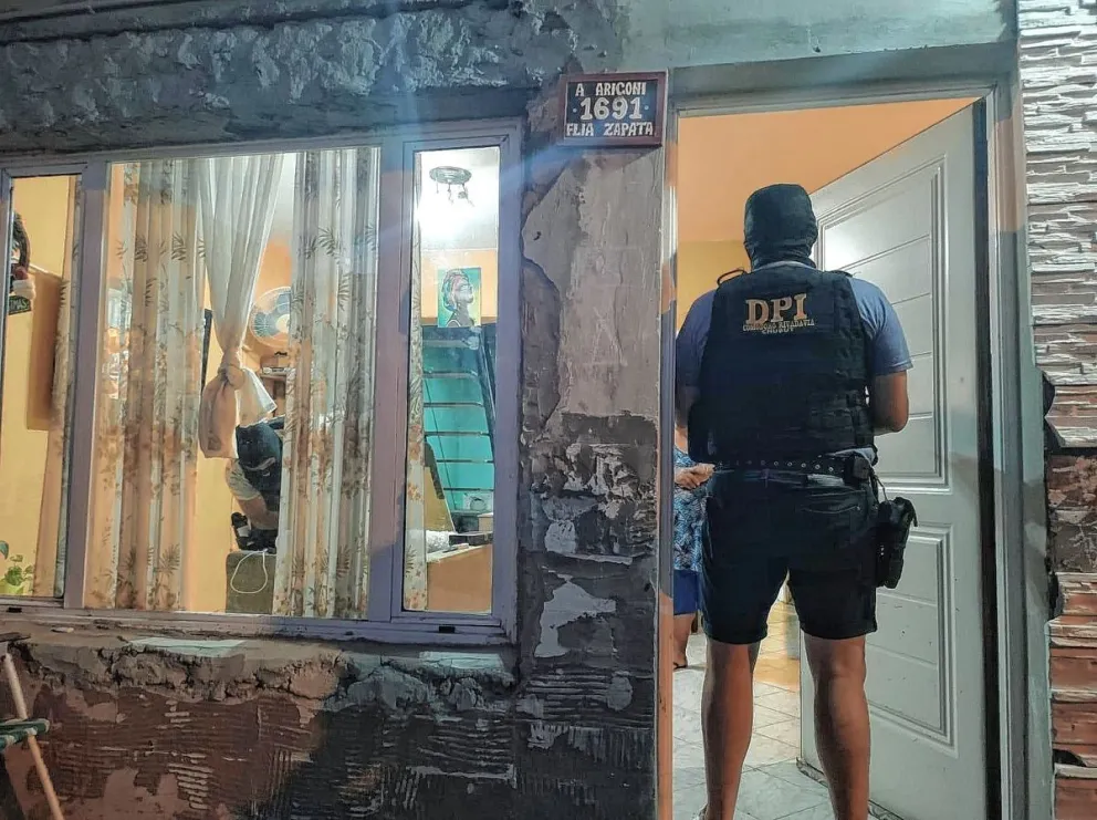 Dispararon contra un local nocturno, los allanaron y secuestraron armas 