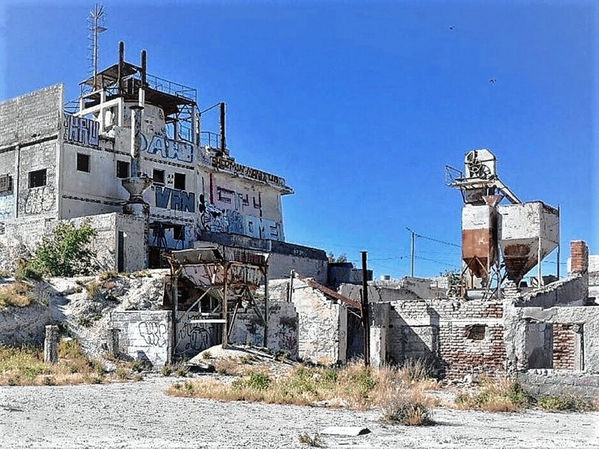 Rescatan a jovencita que cayó a quince metros de profundidad por el caño de una chimenea en las ruinas de una calera