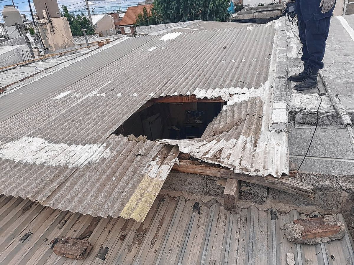 Cayó de un techo mientras reparaba unas membranas y estaba grave