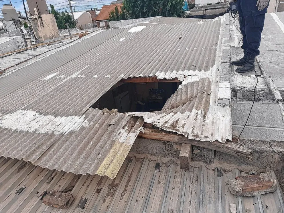 Cayó de un techo mientras reparaba unas membranas y estaba grave