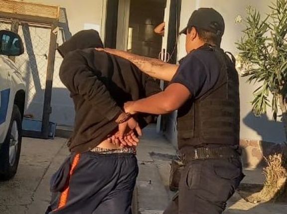 Quiso sustraer la rueda de un auto y lo detuvieron 