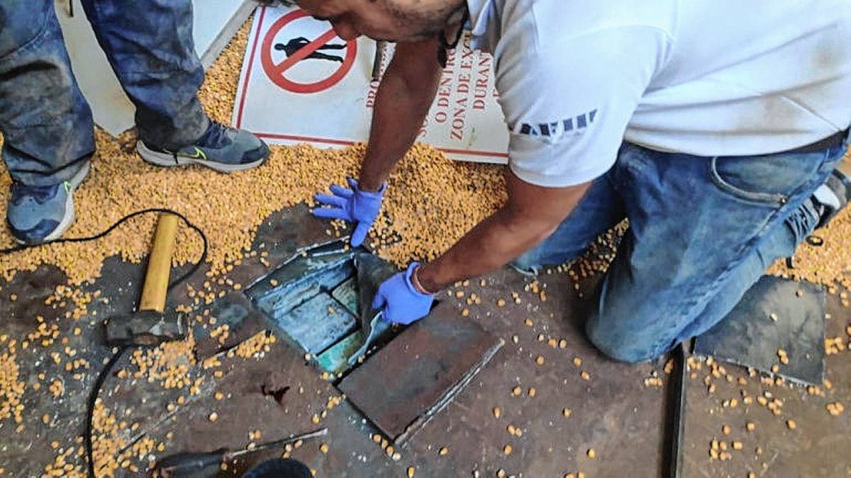 La Aduana detectó que transportaban 87 kilos de cocaína y fueron detenidos