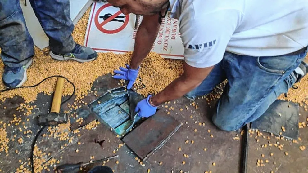 La Aduana detectó que transportaban 87 kilos de cocaína y fueron detenidos