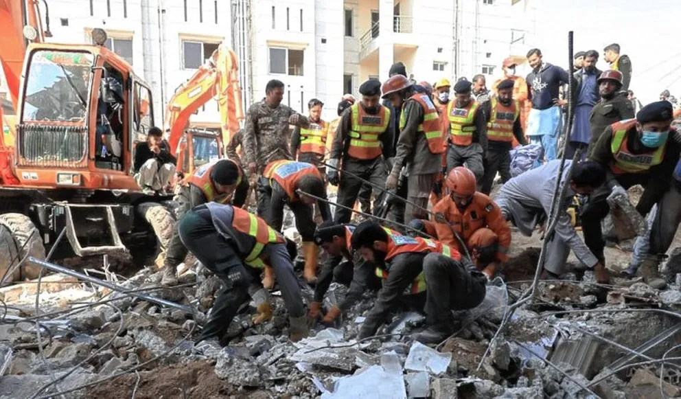 Al menos 93 muertos por ataque suicida contra la Policía en una mezquita de Pakistán