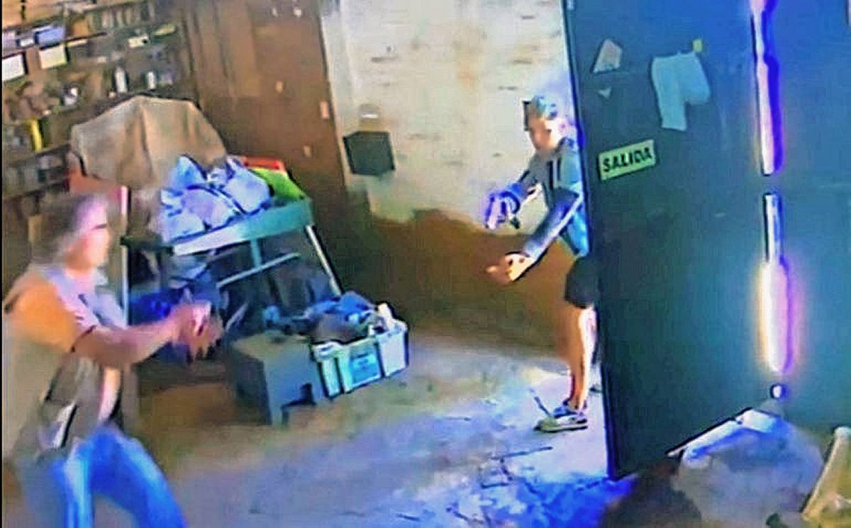 Un ex agente penitenciario se defendió a los tiros de un ladrón que entró a robar a su casa en Lanús