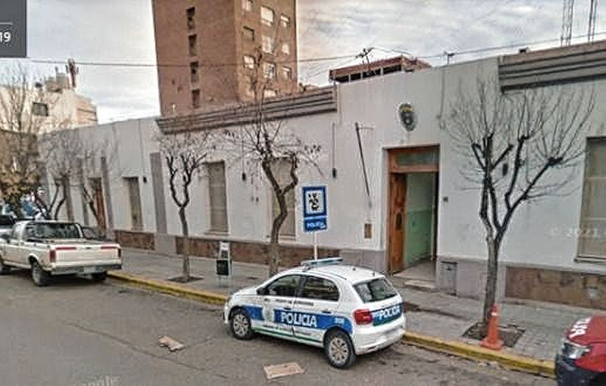 Trelew: a comerciante le roban el parabrisas de la camioneta, la rueda de auxilio y la batería