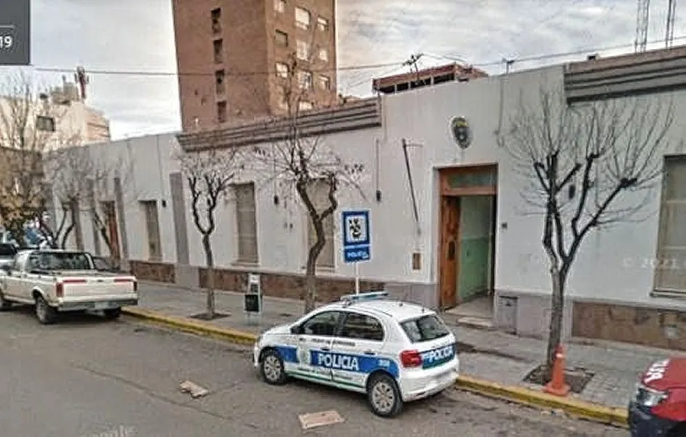 Trelew: a comerciante le roban el parabrisas de la camioneta, la rueda de auxilio y la batería