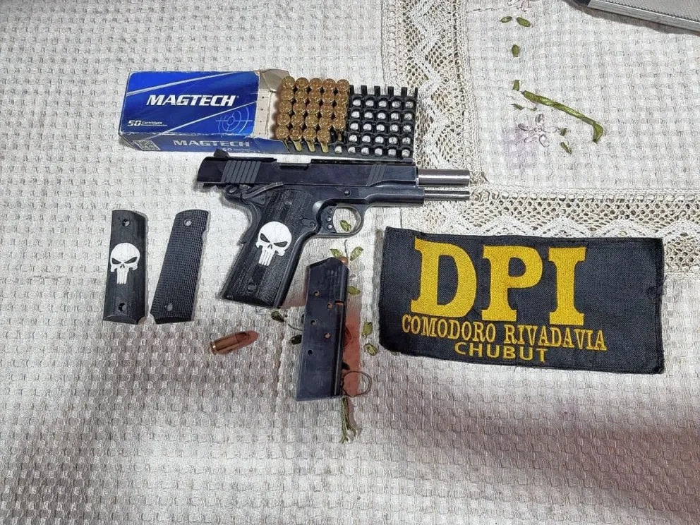 Amenazó a su ex pareja de muerte, escondió armas en el domicilio de la mujer y lograron secuestrarlas