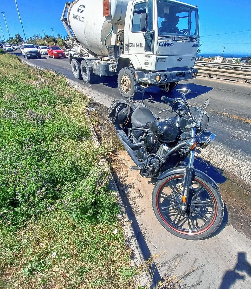 Motociclista herido tras colisionar la parte trasera de automóvil que esperaba paso del semáforo en KM 3
