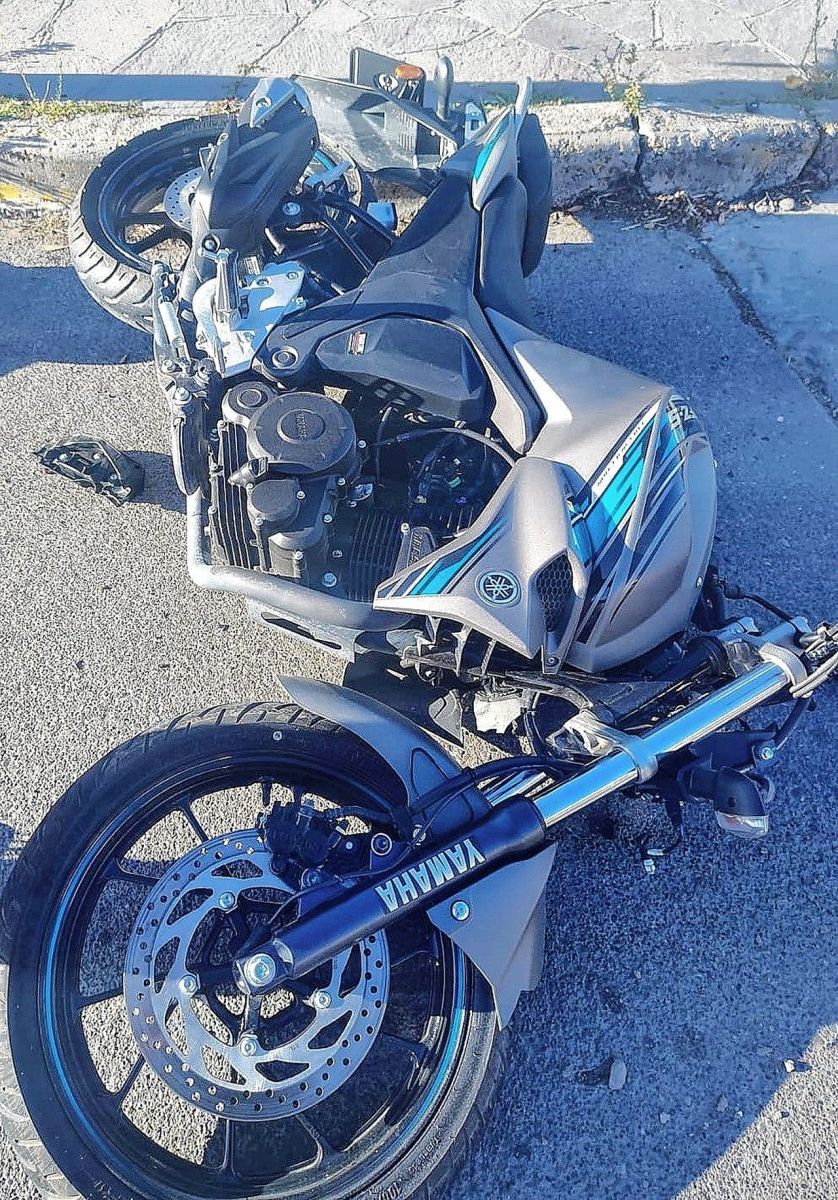 Motociclista resulta lesionado tras violento choque contra camioneta