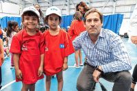 YPF y el Municipio entregaron indumentaria a los niños de las Colonias de Verano