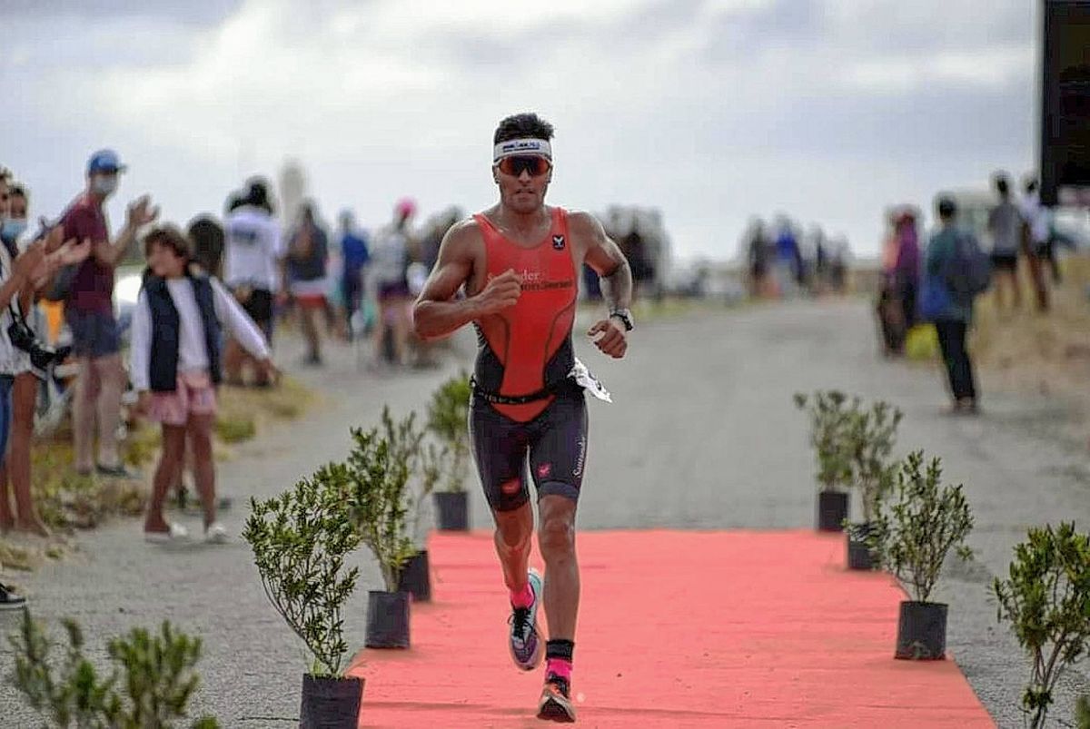 El triatleta comodorense Marcos Hernández planifica su año de actividades