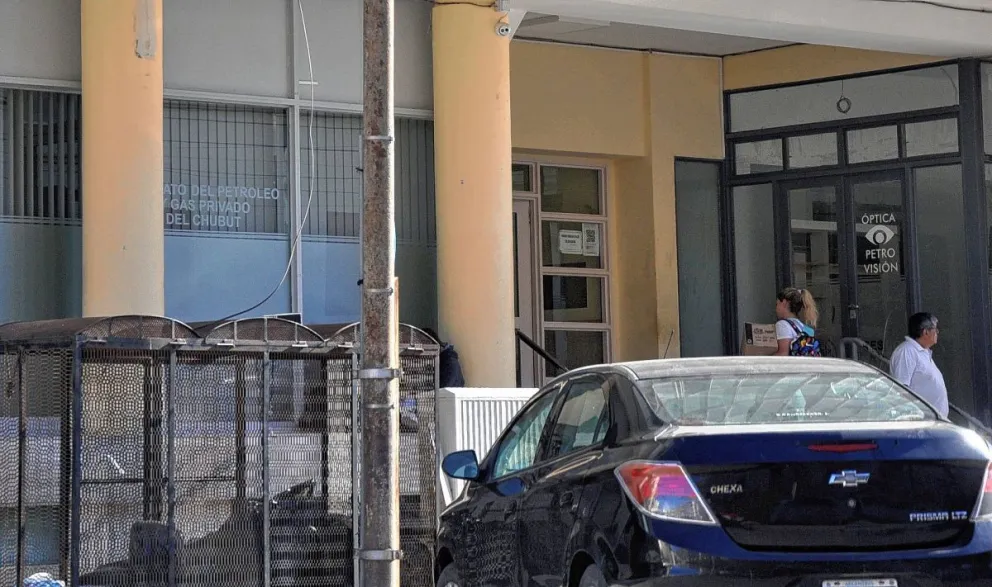 Misterioso robo de una caja fuerte empotrada a una pared de durlock en sede del Sindicato de Petroleros céntrica