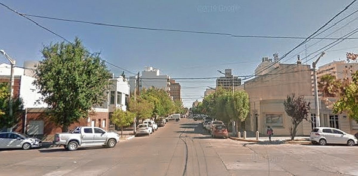 Le robaron una de las cubiertas traseras a un auto enfrente de la casa de su propietaria