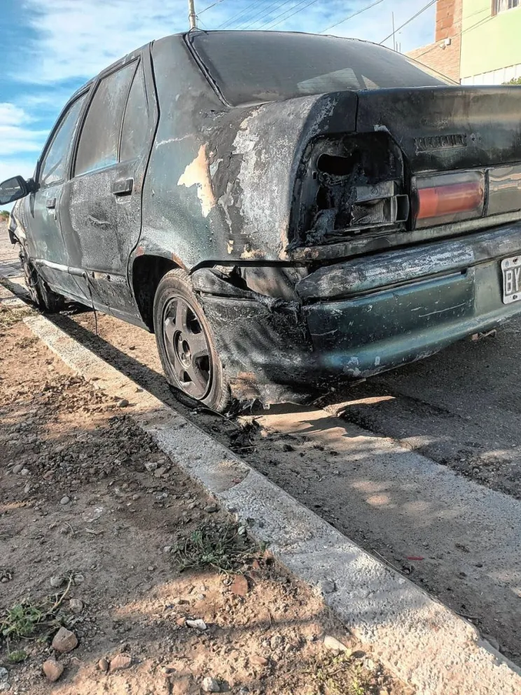 Denuncian que prendieron fuego el auto de una de las manifestantes que reclama por el espacio verde en Stella Maris