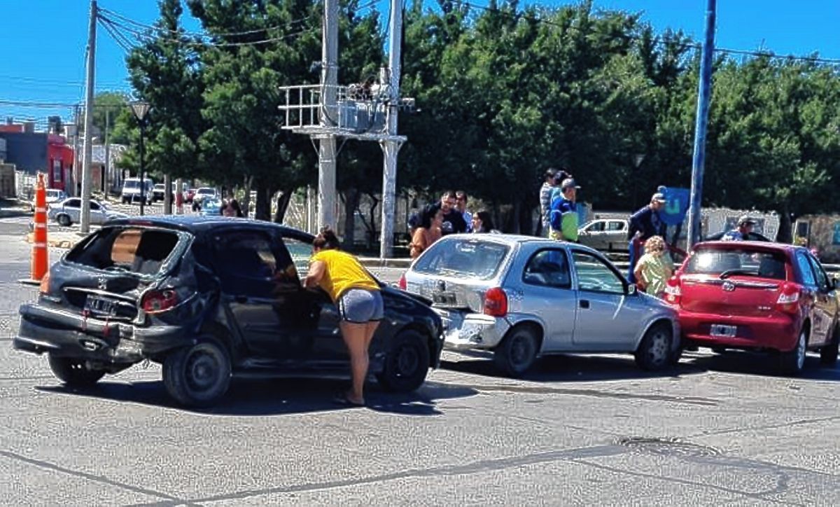 Choque múltiple entre 5 vehículos con 3 heridas en EE.UU. y El Chubut