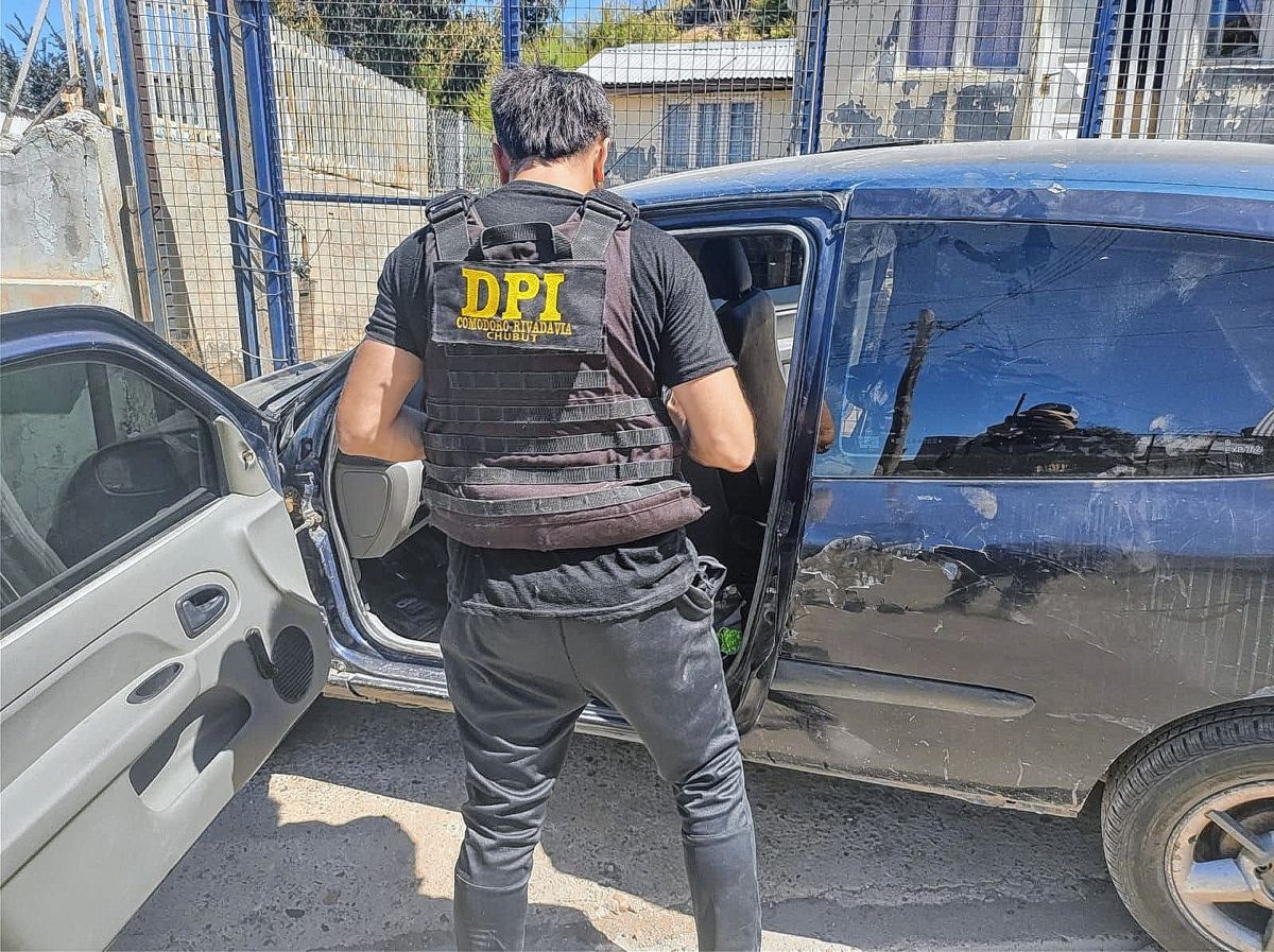 Con un arma, amenazaron a un transeúnte y le robaron sus pertenencias