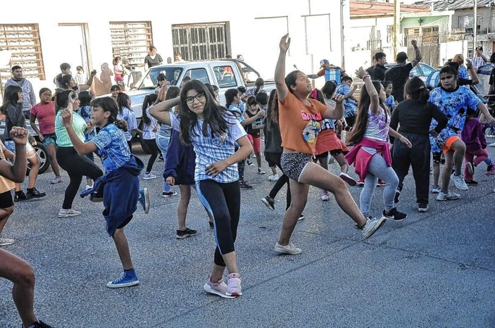 Hoy se realiza un Taller de Murga en la Biblioteca Sofía Moll de Km. 8