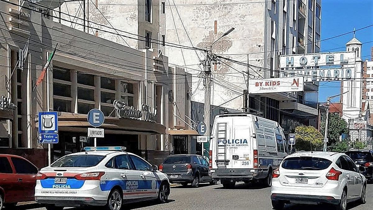 Una mujer descubrió el inodoro que le habían robado, en el baño de la casa de su vecino