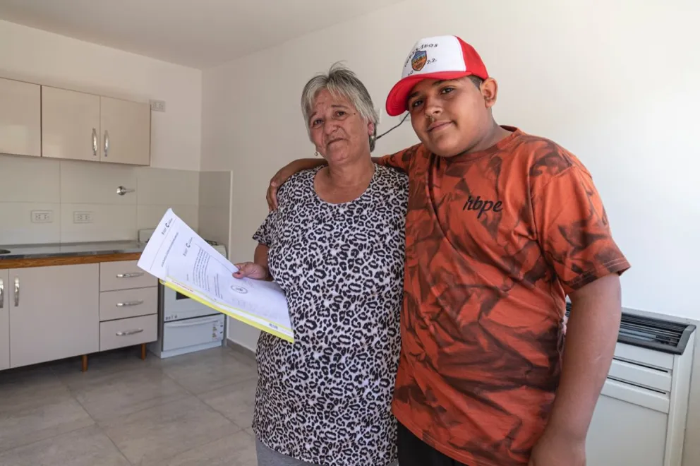 Entregaron una casa a una señora mayor que vivía con su nieto en una casa precaria
