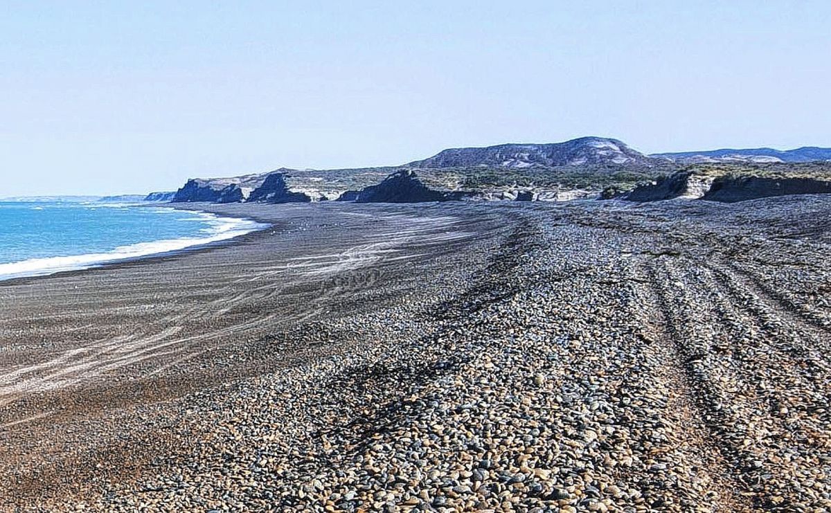 Un hombre de 47 años murió en la playa al norte de Caleta Córdova luego de haber estado nadando en el mar