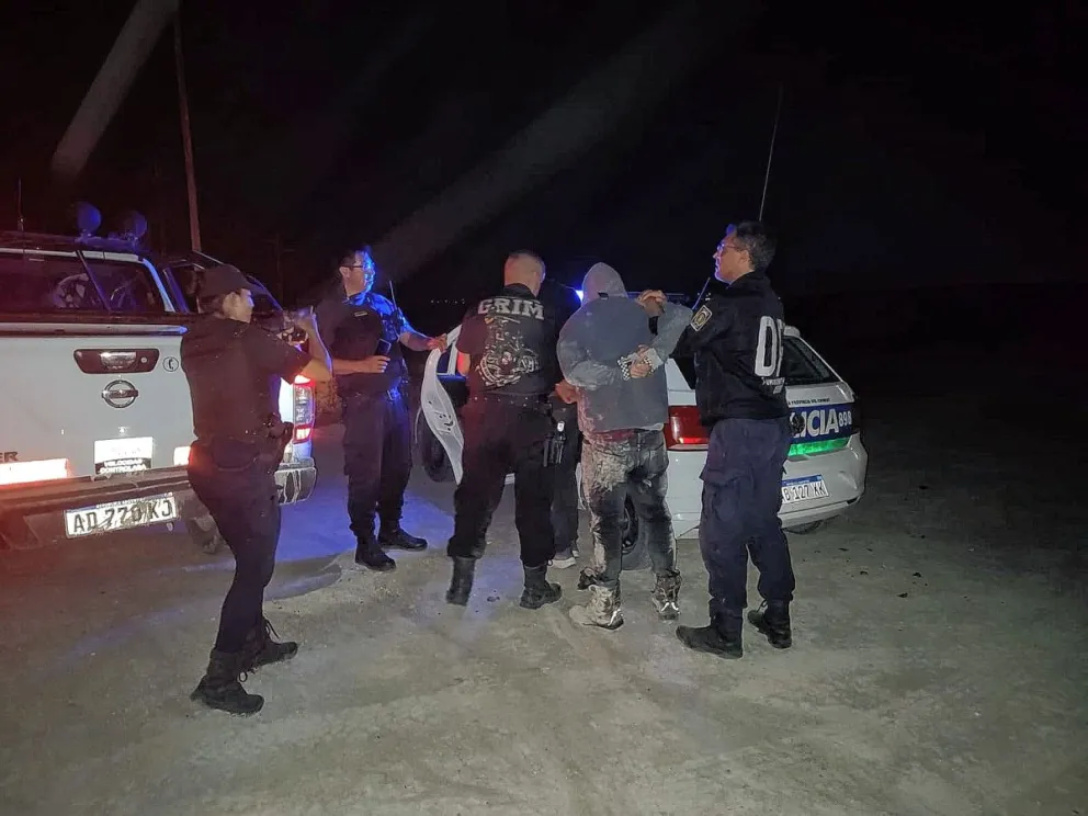 Al filo de la medianoche, atraparon a dos ladrones de cables semi ocultos bajo malezas entre los barrios Castelli y Rodríguez Peña