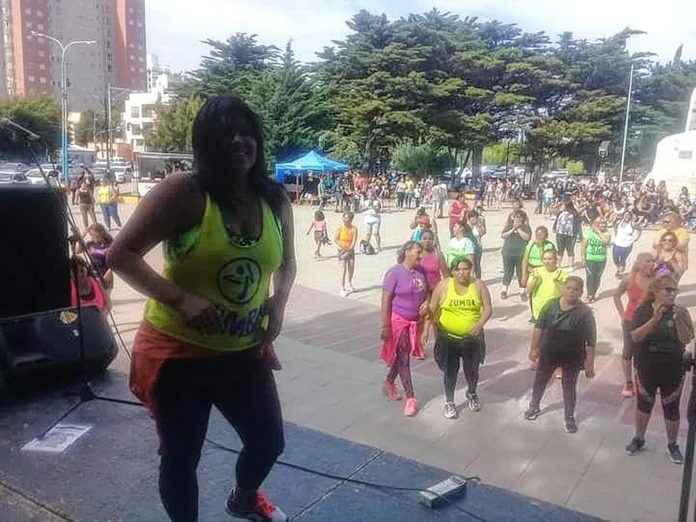 Mate, sombrillas y espectáculos populares en la plaza Soberanía