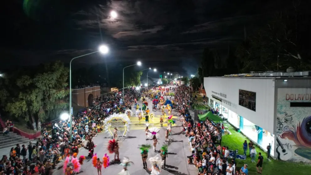 Las familias disfrutaron en Dolavon de los Carnavales más famosos de la Patagonia