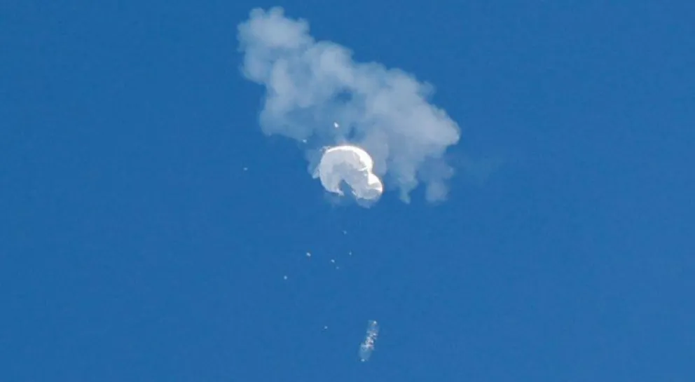 Estados Unidos derribó el globo chino y ahora va tras los restos