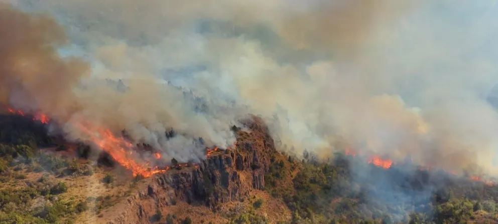 Brigadistas combaten un incendio en cercanías del Parque Nacional Los Alerces