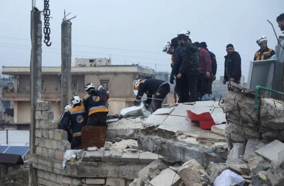 Más de 1.400 muertos y muchos atrapados tras un terremoto en Turquía y Siria