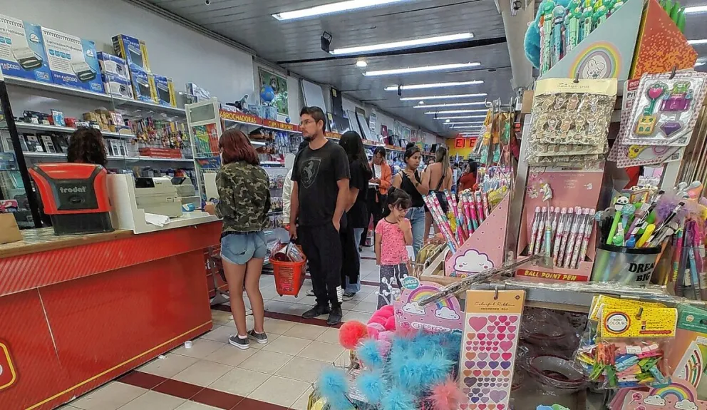 Comprar útiles escolares e indumentaria básica para el regreso a clases puede costar como mínimo $70.000