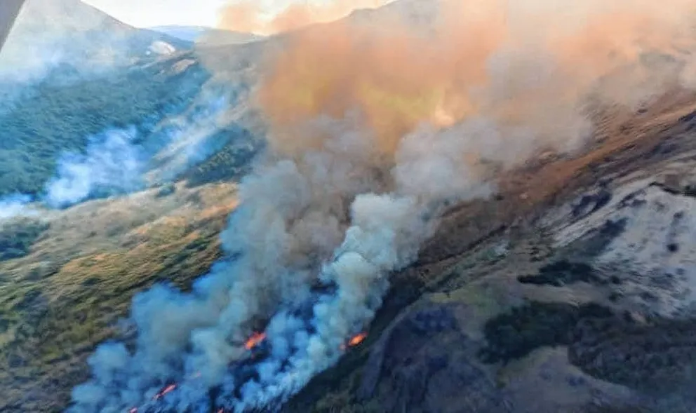 Intenso trabajo para combatir el incendio en cercanías del Parque Nacional Los Alerces