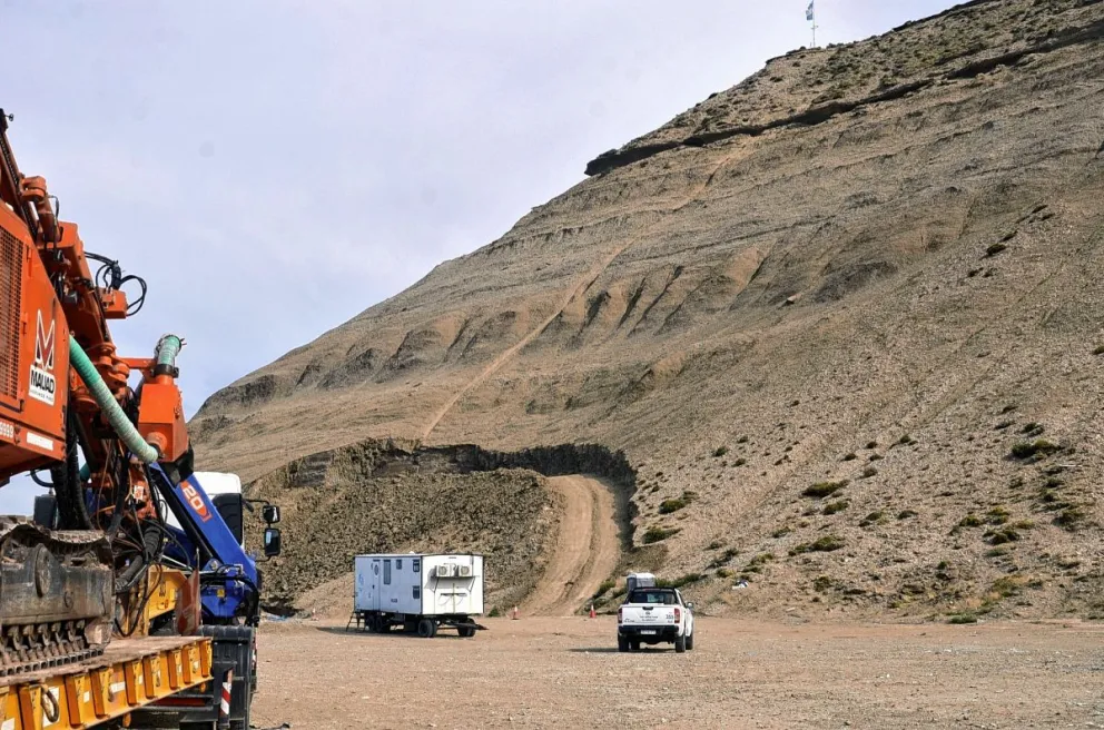Desprendimiento de rocas del cerro: alrededor de 500 personas trabajan en el operativo del Chenque