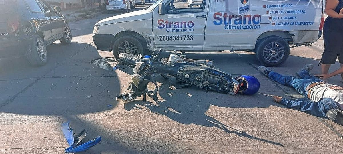 Motociclista hospitalizado tras fuerte choque con un utilitario en la zona sur de Trelew
