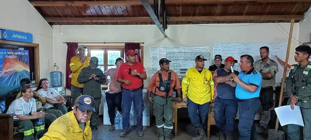 Incendio en la cordillera: Se refuerza el operativo con el arribo de brigadistas del norte del país