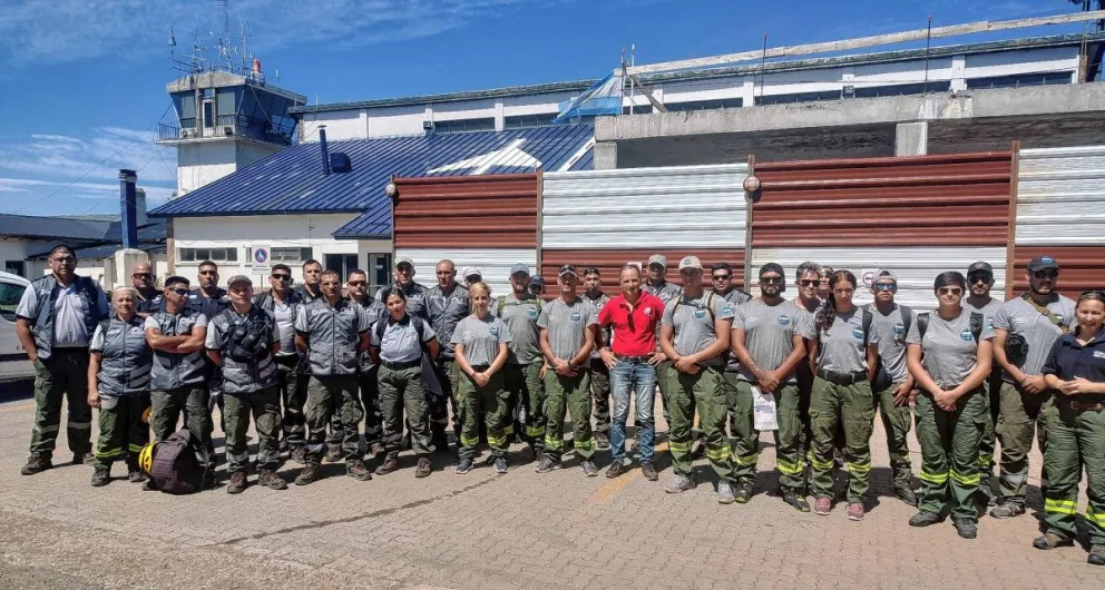 Incendio en Los Alerces: Llegaron 30 brigadistas del norte y ya son más de 250 personas trabajando