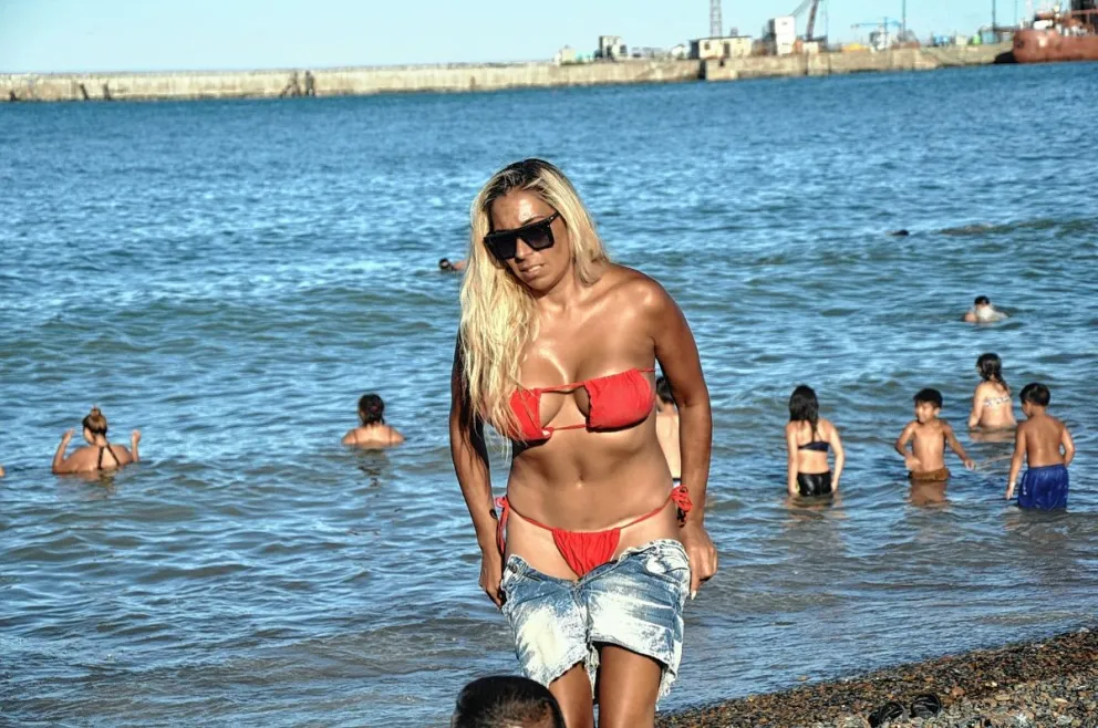 La ciudad volvió a ser un horno y la gente copó las playas y los espacios públicos