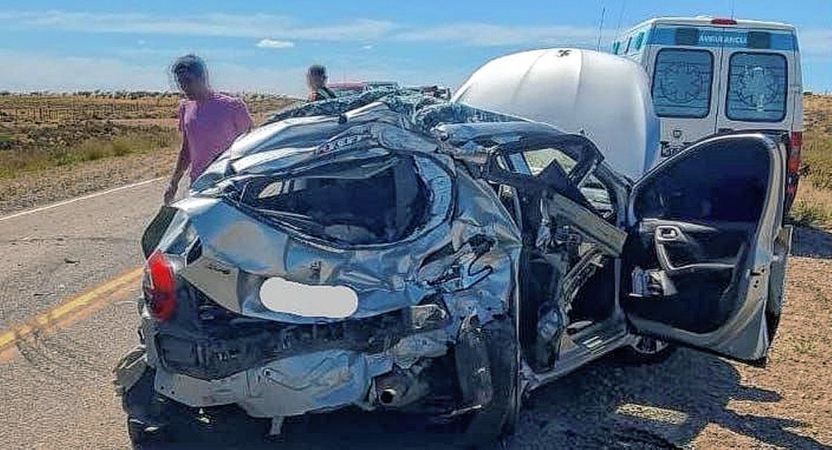 Dramático rescate de dos personas atrapadas en un vehículo que volcó en ruta 3 cerca de Fitz Roy