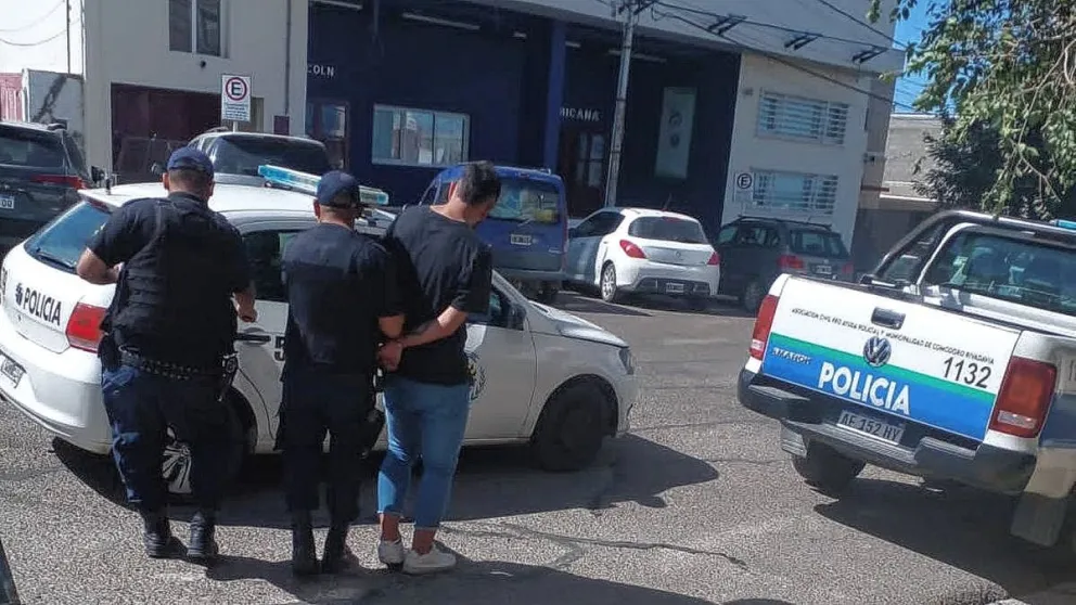Insistía golpeando la puerta de un departamento de un tercer piso, llamaron a la policía y estaba armado