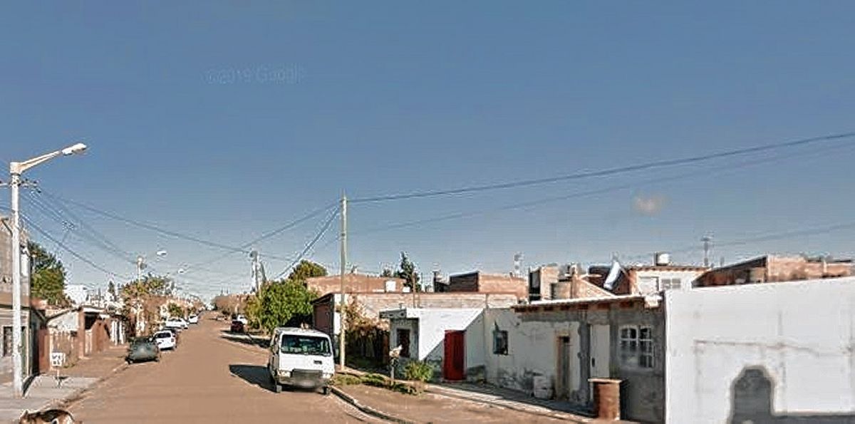 En feroz ardid vecino golpeó con un palo de amasar a joven y apuñaló en el cuello a su hermano