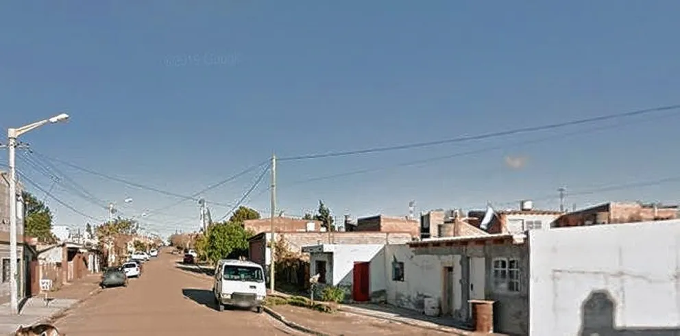 En feroz ardid vecino golpeó con un palo de amasar a joven y apuñaló en el cuello a su hermano